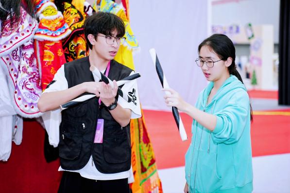 C:/Users/Administrator/Desktop/文交会报账/新闻稿照片/图11：岭南英歌队队员开展各类英歌体验课程.JPG图11：岭南英歌队队员开展各类英歌体验课程