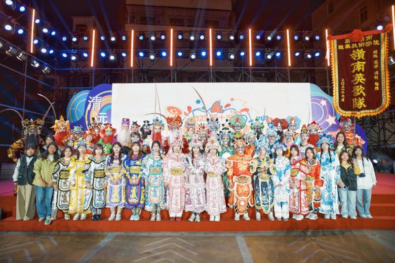 C:/Users/Administrator/Desktop/文交会报账/新闻稿照片/图17：岭南英歌队师生合影.jpg图17：岭南英歌队师生合影