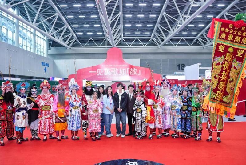 C:/Users/Administrator/Desktop/文交会报账/新闻稿照片/图16：校友洪槟带领潮阳双望凤悦英歌队与母校共同亮相文交会.JPG图16：校友洪槟带领潮阳双望凤悦英歌队与母校共同亮相文交会