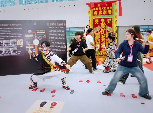 图15：岭南英歌队队员开展各类英歌体验课程