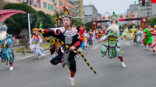 C:/Users/Administrator/Desktop/文交会报账/新闻稿照片/图6：岭南英歌队参加连南瑶族自治县“百千万工程”成果展示大型巡游活动.jpg图6：岭南英歌队参加连南瑶族自治县“百千万工程”成果展示大型巡游活动