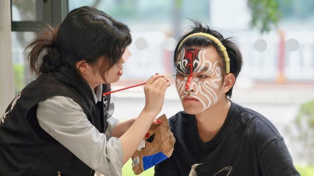 C:/Users/Administrator/Desktop/文交会报账/新闻稿照片/图5：岭南英歌队参加连南瑶族自治县“百千万工程”成果展示大型巡游活动.jpg图5：岭南英歌队参加连南瑶族自治县“百千万工程”成果展示大型巡游活动