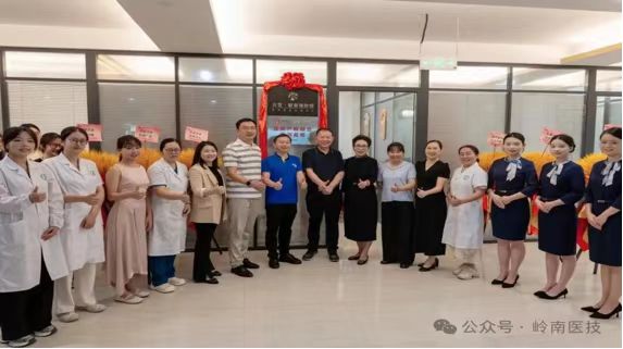 一群人站在室内

AI 生成的内容可能不正确。