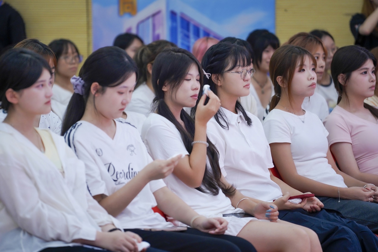 最后一场报告会上，新生们动情落泪。通讯员供图