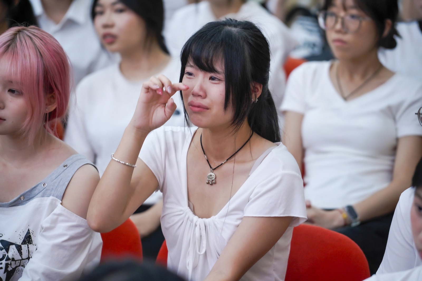 最后一场报告会上，新生们动情落泪。通讯员供图