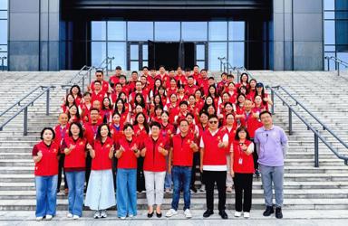 马克思主义学院12名教师志愿者坚守一线，护航新生报到
