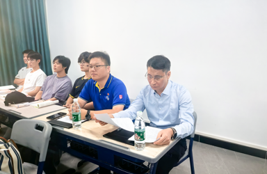 校党委书记黄志泉走进思政课堂