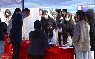 就业帮扶|我校组织1500名学生参加清远市“千企万岗”进校园大型招聘会　 