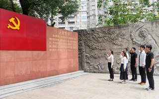 铭记历史，汲取奋进力量——团委党支部党员和岭南师生代表参观清远市向秀丽公园