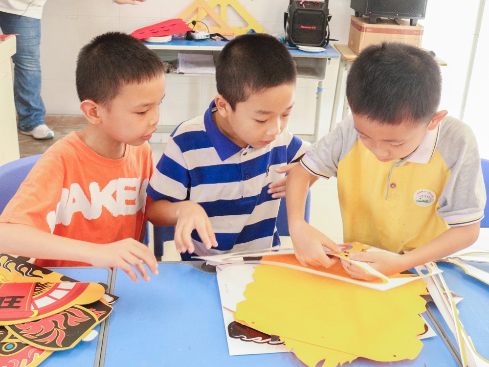 小孩们在桌子边

中度可信度描述已自动生成