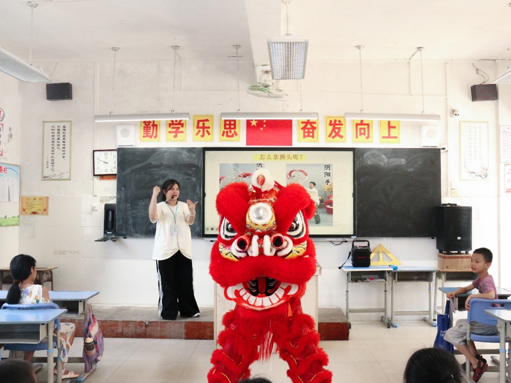 图片包含 室内, 房间, 人, 天花板

描述已自动生成