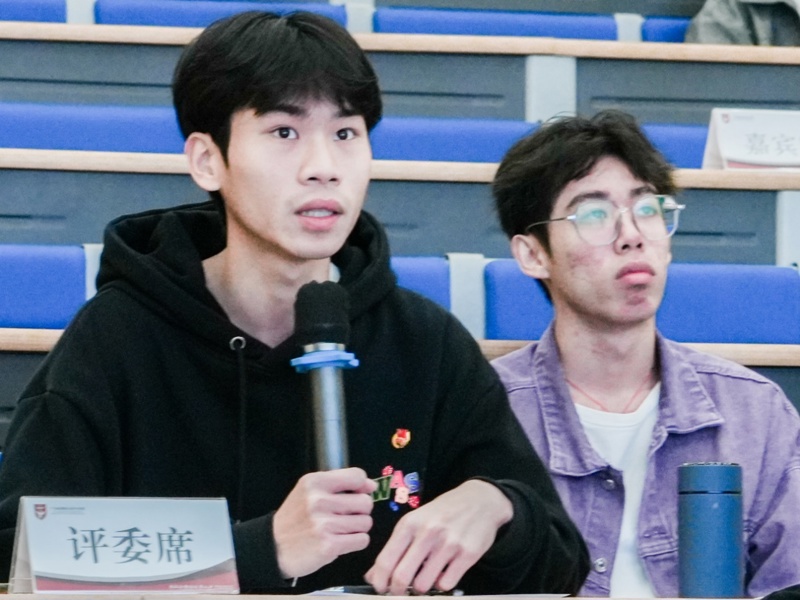 一些人在桌子前

低可信度描述已自动生成