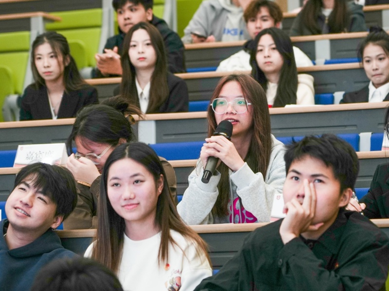 一群小孩站在人群中

描述已自动生成