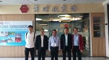 参观消费扶贫馆，脱贫攻艰产业旺