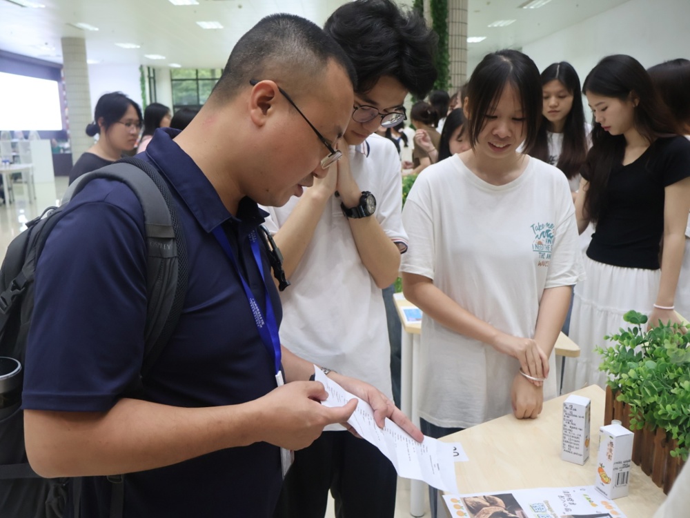 E:\药剂课程组比赛\药剂产品设计大赛\产品设计 集体人像\产品设计 集体人像\IMG_9219.JPG
