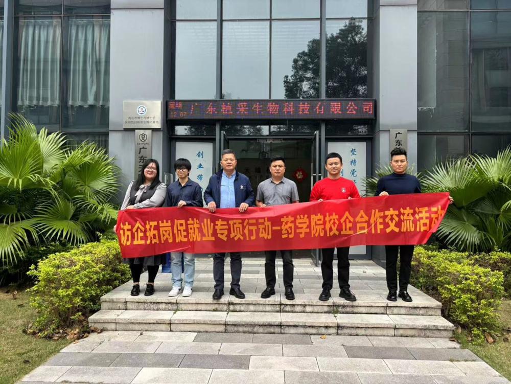 街道上有店铺的标志红色背景白色的字

低可信度描述已自动生成
