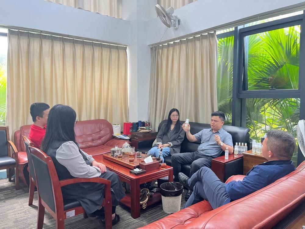 图片包含 人, 室内, 桌子, 女人

描述已自动生成