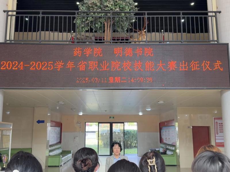 李岩院长为参赛队伍打气加油
