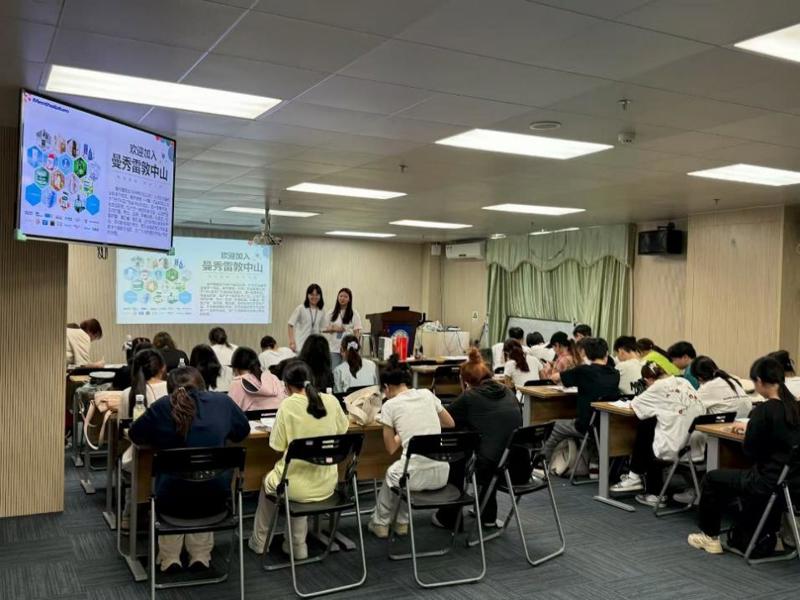 一群人在餐厅里

AI 生成的内容可能不正确。