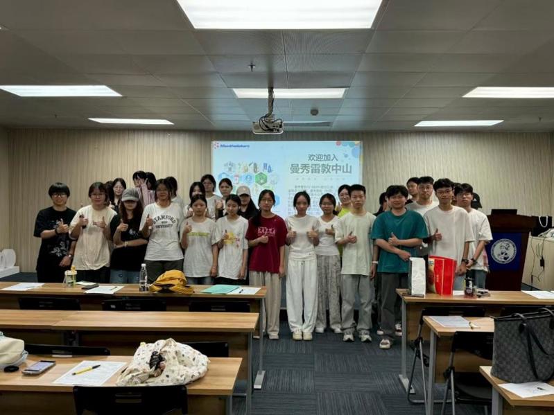 一群人在餐厅里

AI 生成的内容可能不正确。