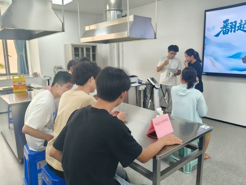 一群人在餐厅里

AI 生成的内容可能不正确。