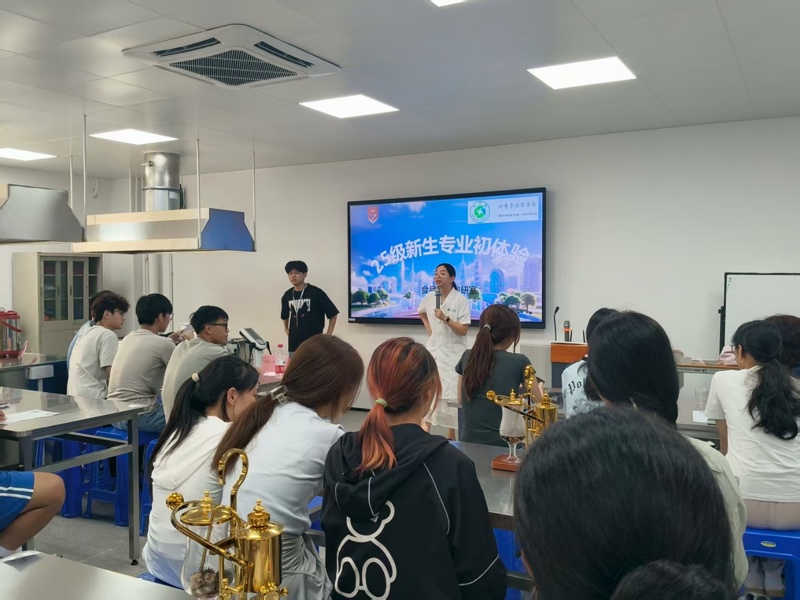一群人在厨房里

AI 生成的内容可能不正确。