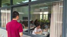 秋风送爽迎新知，课堂巡查暖人心——药学院（明德书院）2025级新生“第一课”教学巡查纪实