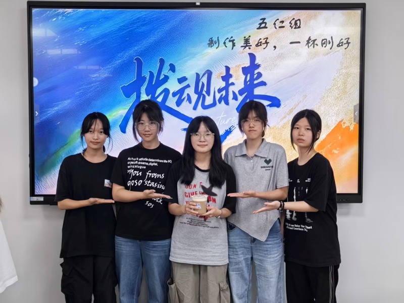 人们站在一起合影

AI 生成的内容可能不正确。