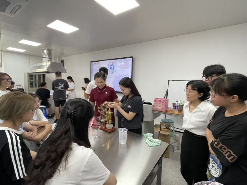 一群人在餐厅里站着人

AI 生成的内容可能不正确。