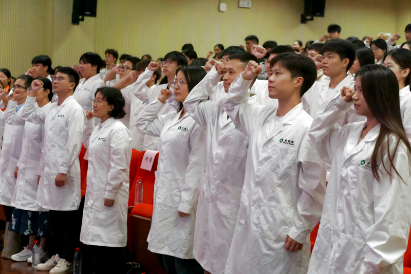 药学院（明德书院）李荣主任带领全体师生宣誓2