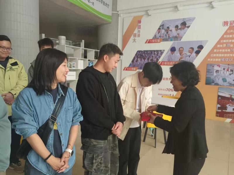 08481f916e787289db5a6cc4cd6806ff