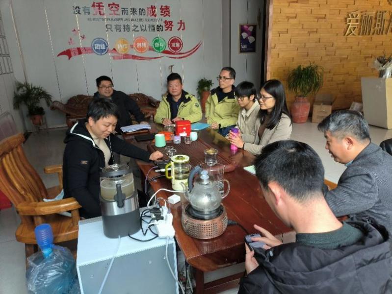 一群人坐在桌子前

AI 生成的内容可能不正确。