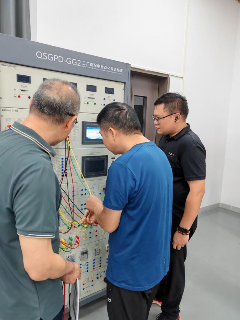 7月17日(3)开展高压线路微机保护实验、变压器微机继电保护实验、电动机微机继电保护实验及继电器特性实验的实操训练