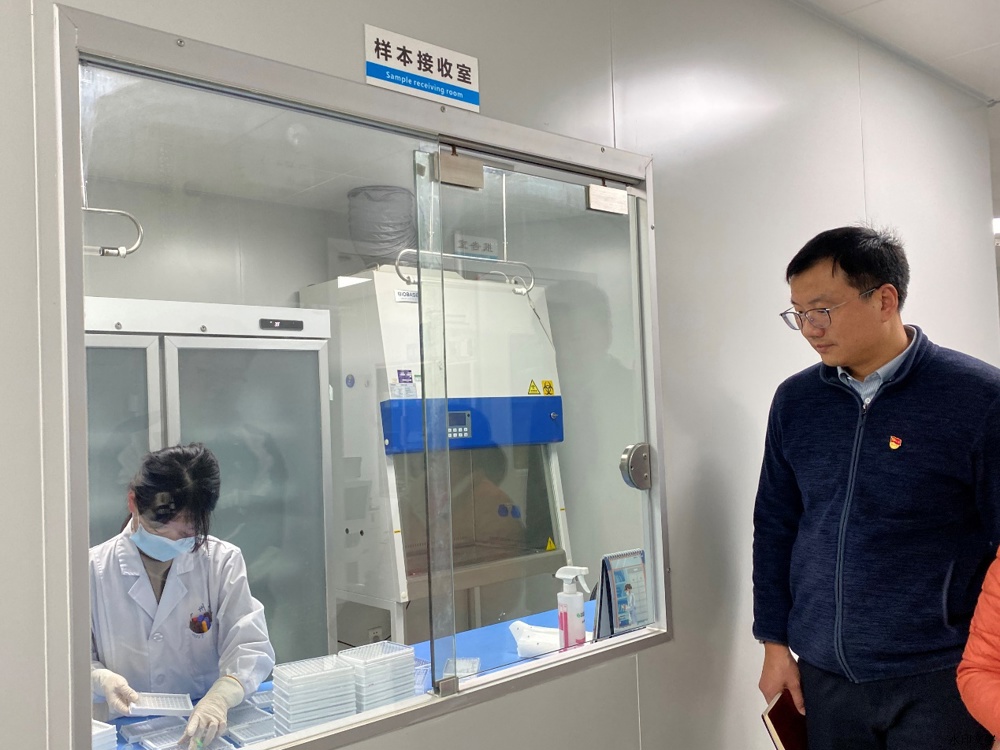 男人站在镜子前

中度可信度描述已自动生成