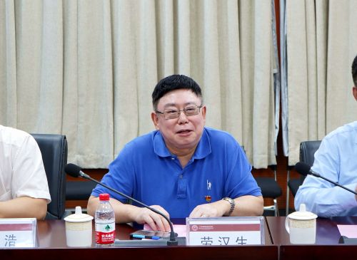 劳汉生校长在会上发言