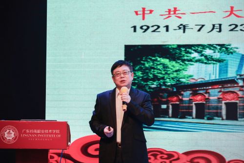 劳汉生校长为我校师生讲授思政第一课（特写）