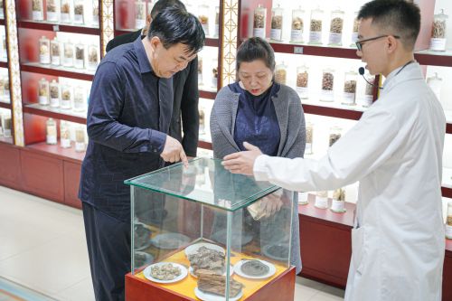 参观中药标本馆