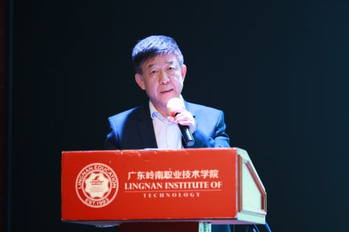 柴克生书记为我校师生讲授思政第一课（特写）