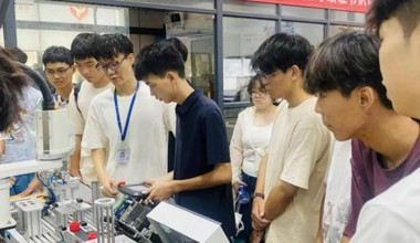 新生入学教育 | “机”智对话 趣探未来——工业机器人专业新生入学教育