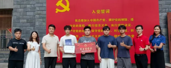 刚入学就"卷"起来了！新生宿舍全员报专升本，这波操作太燃了