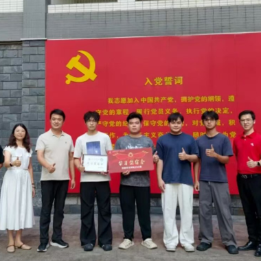 刚入学就"卷"起来了！新生宿舍全员报专升本，这波操作太燃了